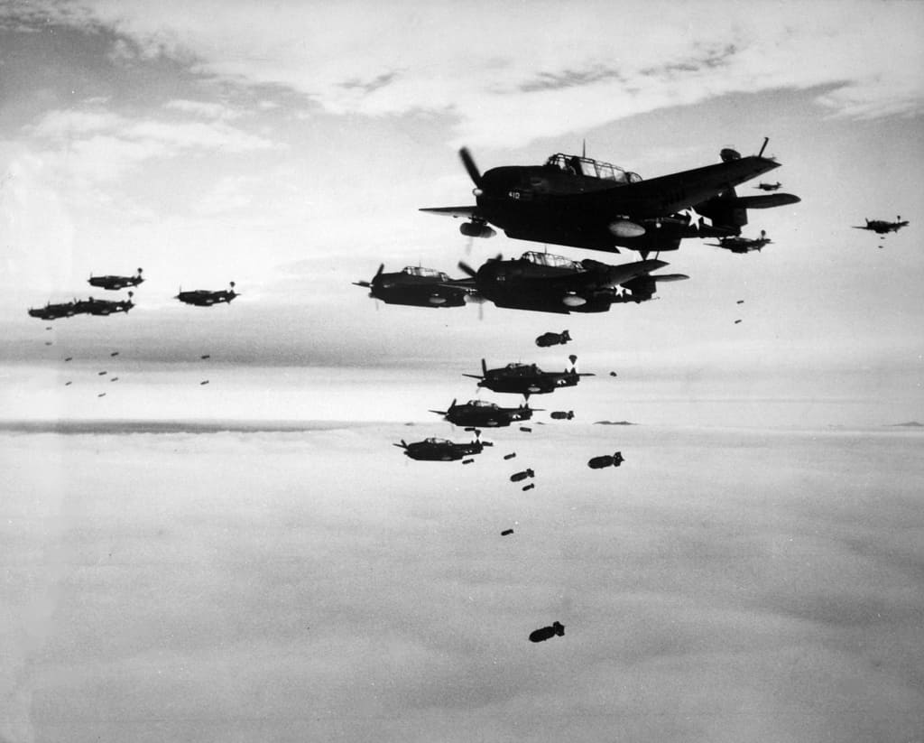 Американские торпедоносцы и бомбардировщики Грумман ТВМ-3 «Эвенджер» и пикирующие бомбардировщики Кертисс SB2C «Хэллдайвер»